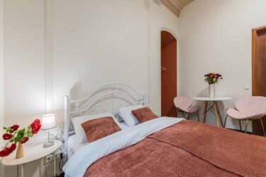 Приватний номер з великим ліжком