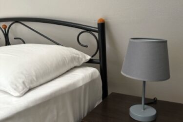 Приватний номер з великим ліжком та санвузлом