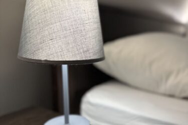 Приватний номер з великим ліжком