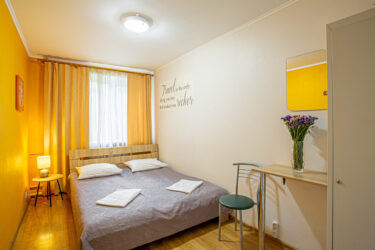 Приватний номер з великим ліжком